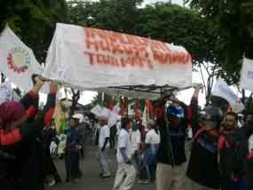 Buruh Serbu Mapolda Jatim, Lalu Lintas di Ahmad Yani Mengular