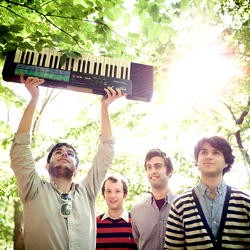 Ada Horchata di Konser Vampire Weekend