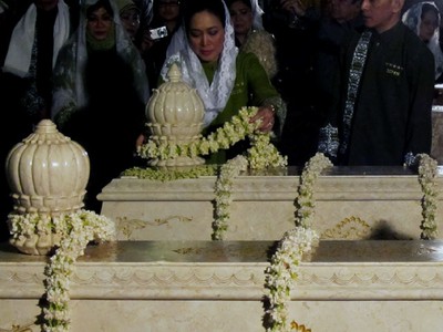 Pemasangan Mahkota Nisan Soeharto