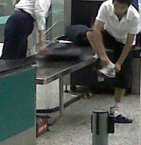 Lepas Sepatu & Keluarkan Dompet di Bandara Baiyun