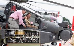 Helikopter Apache Berondong Musuh yang Sudah Menyerah 