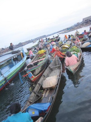 Kemeriahan Pagi di Pasar Terapung