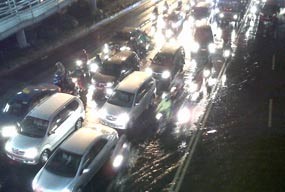 Kawasan Sarinah Tergenang, Macet Tak Terhindarkan