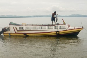 Latar Belakang Megah Teluk Kayeli