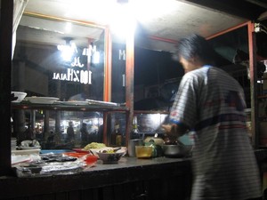 Berbaur di Padatnya Pasar Hong Kong Singkawang