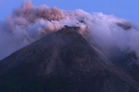 Hujan Abu Makin Pekat, Barak Pengungsian Hargobinangun Memutih