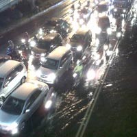 Bertahan dengan Perut Keroncongan di Tengah Macet Jakarta