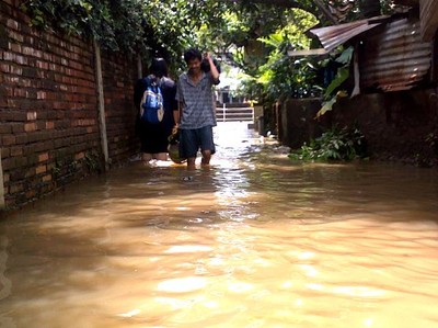 Luapan Kali Krukut Rendam Rumah Warga
