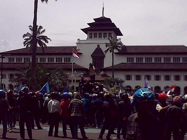 Buruh Demo Gedung Sate