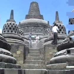 Borobudur Diselimuti Abu Merapi, Wisatawan Dilarang Naik