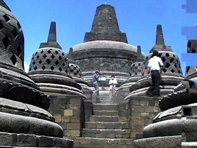 Borobudur Diselimuti Abu Merapi