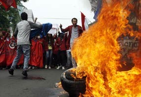Siswa SMA Bela Mahasiswa yang Aksi Bakar Ban