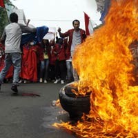 Siswa SMA Bela Mahasiswa yang Aksi Bakar Ban