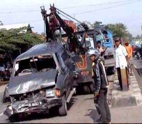 Truk Kontainer Tabrak Travel Cipaganti di Tol Dalam Kota