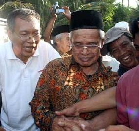Rektor Uii Teteskan Air Mata Saat Menyalatkan Jenazah Mbah Maridjan