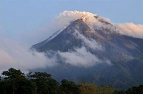Boediono Minta Pengungsi Merapi di Klaten Patuhi Imbauan Pemerintah