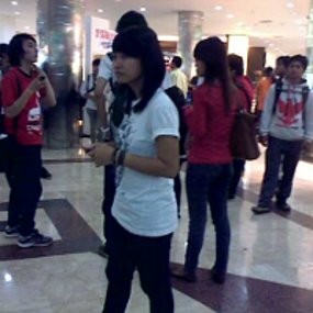 Pengunjung Mal BIP Mendadak Jadi Patung