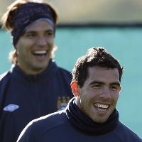 Tevez Terancam Absen di Derby Manchester