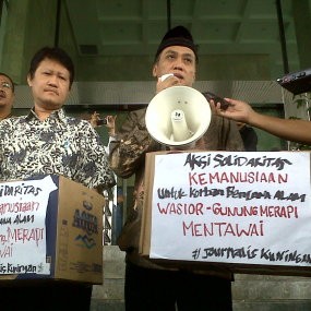 Pimpinan KPK Menyumbang untuk Korban Merapi dan Mentawai
