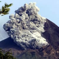 Pukul 11.35 WIB, Wedhus Gembel Merapi Meluncur ke Arah Kali Krasak