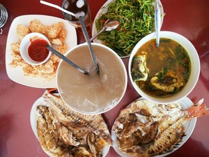 Sensasi Papeda Kuah Kuning Saat Transit di Sentani