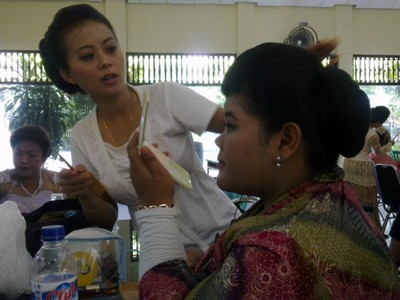 Ibu-ibu di Sememi Latihan Merias