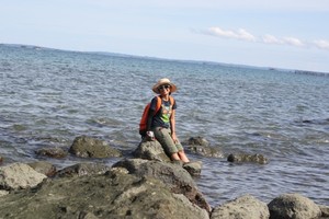 Bercengkrama dengan Sahabat  Baru di Pantai Tanjung Ketapang