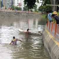 Dua Bocah yang Tenggelam di Kali Mas Belum Ditemukan