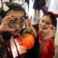 Ibu dan Anak Kompak di Hellowen Party