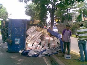Truk Muat Buku Terguling, Jalur Pandaan-Malang Merambat