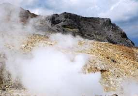 Gunung Papandayan Waspada, PVMBG Minta Tak Ada Aktivitas di Radius 1 KM