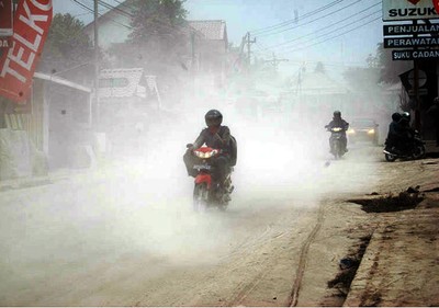 Debu Tebal di Jalanan Lereng Merapi