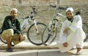 2 Pemuda Afrika Selatan Pergi Haji dengan Bersepeda