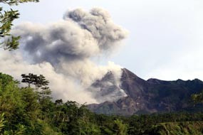 Sekolah Lagi, Siswa SD Giriharjo Kerja Bakti Bersihkan Abu Merapi 
