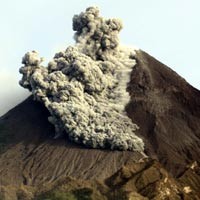 Warga Semarang Kaget Terkena Hujan Abu 