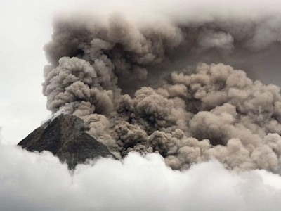 Merapi Muntahkan Awan Panas