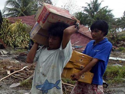 Korban Tsunami Terima Bantuan