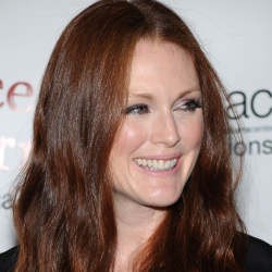 Julianne Moore Tolak Operasi Plastik