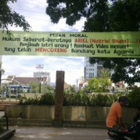 Spanduk Kecaman Terhadap Ariel Terpasang di Depan Pendopo