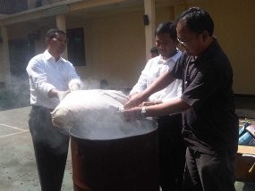 Kejari Jaksel Bakar Narkoba, Uang Palsu & VCD Bajakan