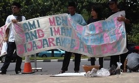 Aksi Bakar Kemenyan dan Buruh Ramaikan Balaikota