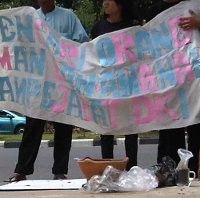 Aksi Bakar Kemenyan dan Buruh Ramaikan Balaikota