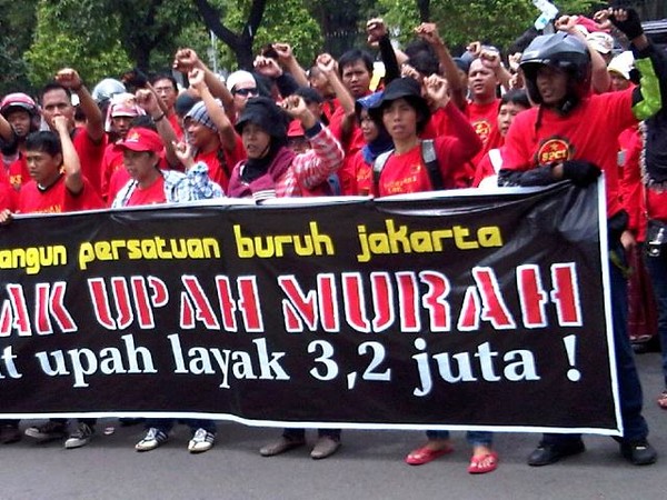 Buruh dan Warga Kapuk Demo di Balaikota DKI Jakarta