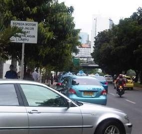 Taksi & Metro Mini Ngetem di Jalan Protokol Bikin Macet