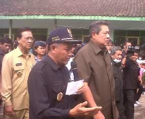 SBY Sambangi Pengungsi Merapi, Tanyakan Desa Mbah Maridjan