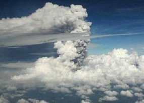 Hujan Deras di Solo Disertai Bau Menyengat Abu Merapi