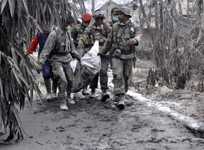 Evakuasi Korban Tewas Merapi