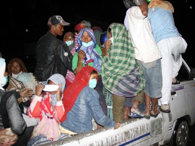 Evakuasi Pengungsi Merapi dari Magelang