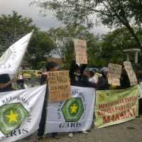 Minta Ariel Dihukum Berat, Ormas Islam Geruduk Rutan Kebon Waru