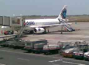 Sempat Ditutup Karena Hujan Abu, Bandara Adi Sumarmo Kini Normal